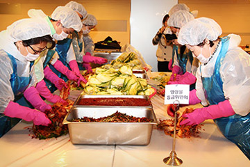 사랑의 김치 나누기 한마당 활동 사진